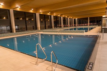 Das Bild zeigt eine Innenansicht der generalsanierten Schwimmhalle