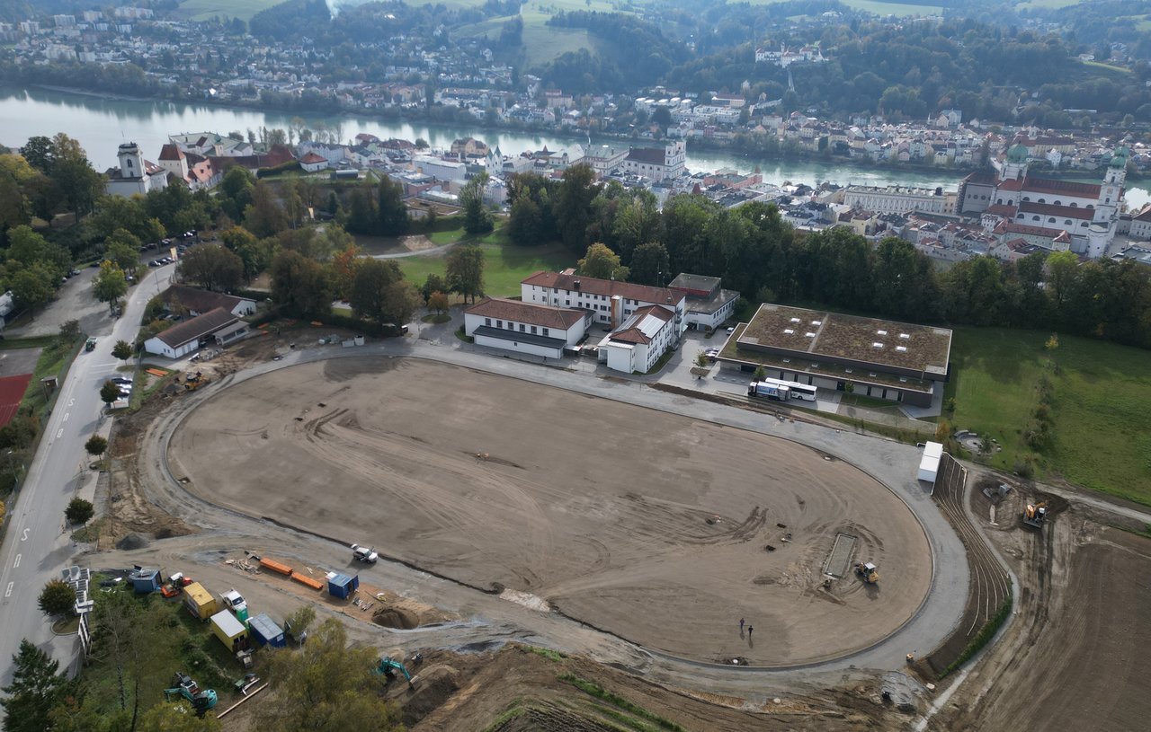 Mit Blick über die Stadt Passau, Bayern, wird die Sportanlage Oberhaus saniert.