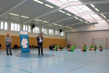 Das Bild zeigt Bürgermeister Frank Ulrichs bei seiner Rede