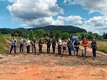 Für den Spatenstich zur Stadionsanierung in Haslach legten die Verantwortlichen aus Politik und Verwaltung sowie von Verbands- und Bauseite gemeinsam Hand an. 