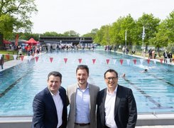 Quelle: Lukas Ratschko Das Bild zeigt drei Herren bei der Eröffnung des Freibades in Edesbüttel.