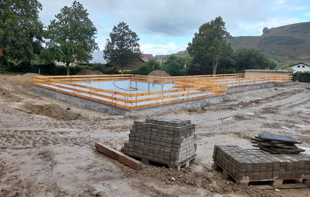 In Vogtsburg im Kaiserstuhl, Baden-Württemberg, laufen die Arbeiten im Rahmen der Freibad-Sanierung.