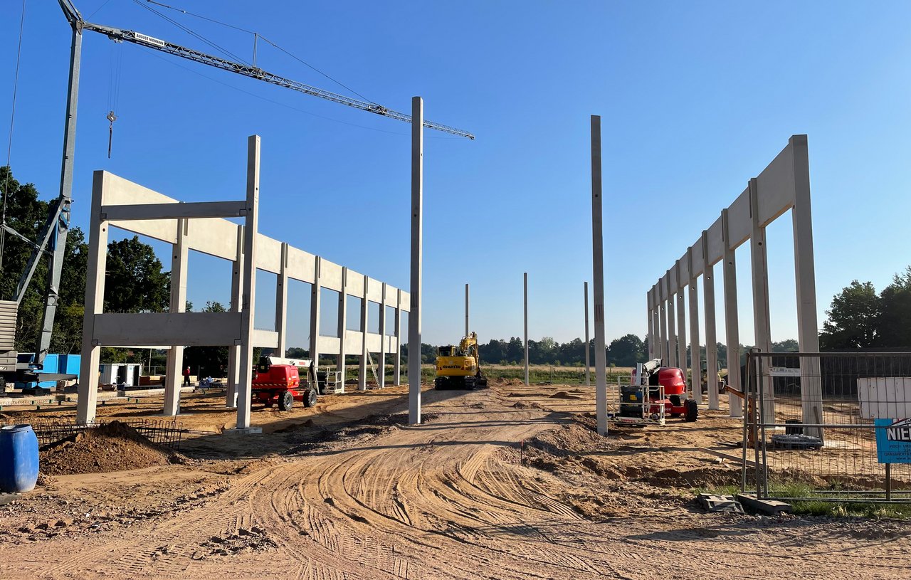 In Rehburg-Loccum, Niedersachsen, steht das Grundgerüst für den Ersatzneubau der Zwei-Feld-Sporthalle.