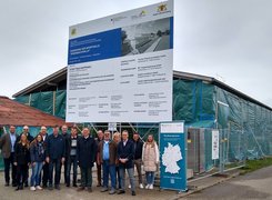 Stadt Bad Rappenau Das Bild zeigt eine Gruppe von Menschen, die vor einer Baustelle mit Bautafel stehen.