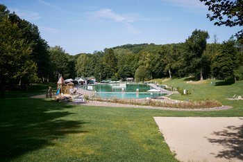 Das Foto zeigt einen Blick in ein frisch saniertes Freibad. Man sieht ein Becken.