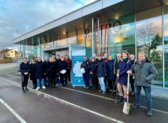 Stadt Weingarten Das Bild zeigt eine Gruppe von Menschen beim symbolischen Spatenstich für die Sanierung des Hallenbades in Weingarten.