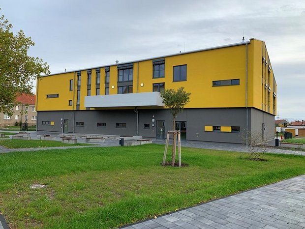 Das Bild zeigt ein Gebäude.