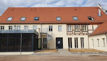 Das Bild zeigt die sanierte Hoffassade des Schloss Reckahn mit Anbau