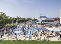 Foto: Michael Spiegelhalter, im Auftrag der Regio Bäder GmbH Das Bild zeigt ein Freibad, wo viele Menschen baden.